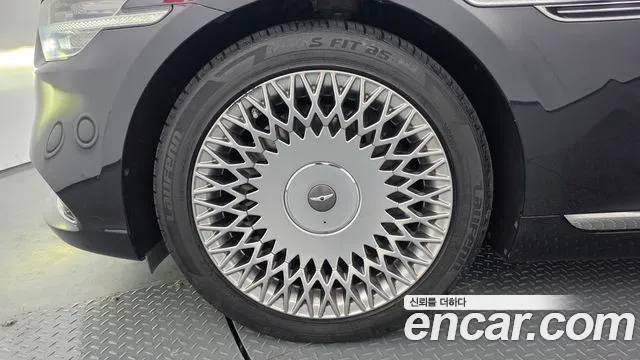 Genesis G90 2018 thumb 5
