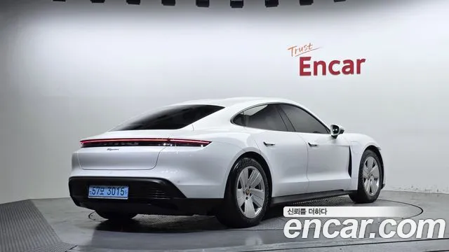 Porsche Taycan 2022 thumb 2
