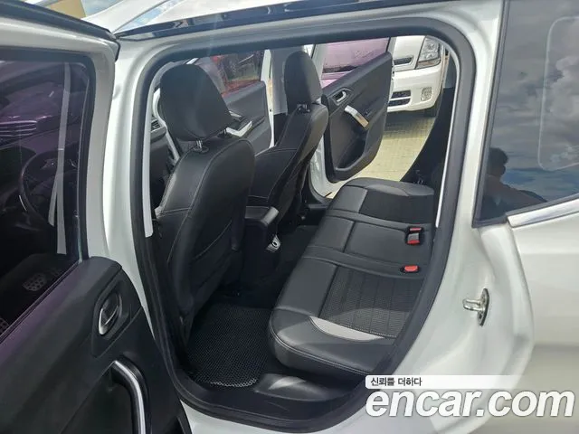 Peugeot 2008 2015 thumb 10