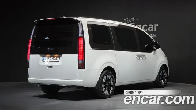 Hyundai Staria 2024 thumb 2