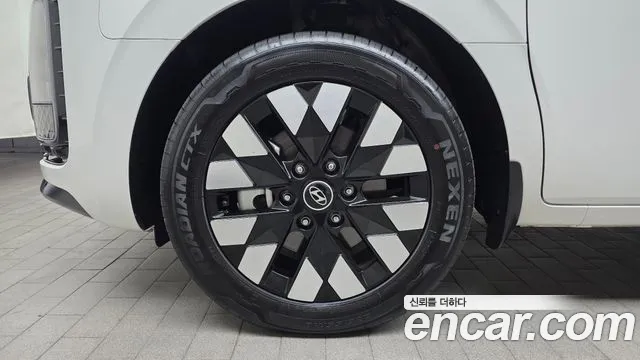 Hyundai Staria 2024 thumb 5