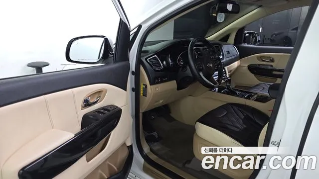 Kia Carnival 2017 thumb 10