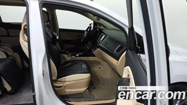 Kia Carnival 2017 thumb 11