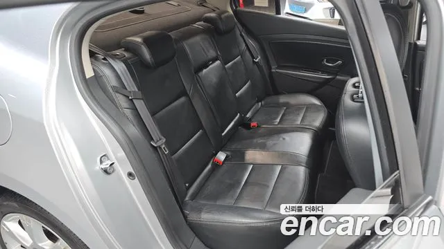 Renault Fluence 2010 thumb 12