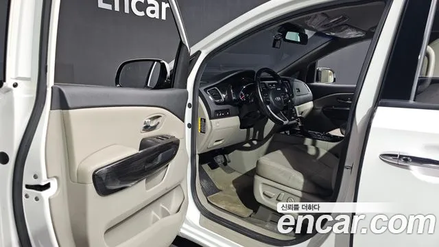 Kia Carnival 2018 thumb 10