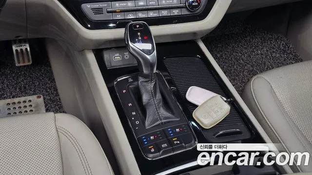 Kia Carnival 2015 thumb 9
