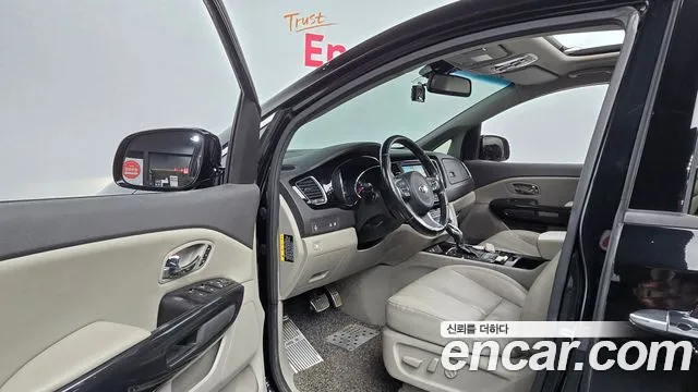 Kia Carnival 2015 thumb 10