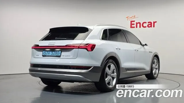Audi e-tron 2022 thumb 2