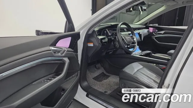 Audi e-tron 2022 thumb 10