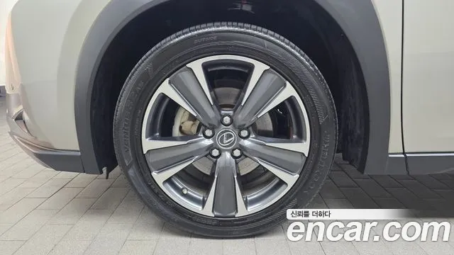 Lexus UX 2019 thumb 4