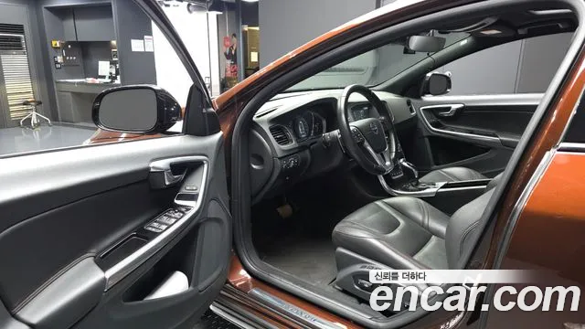Volvo V60 2015 thumb 10