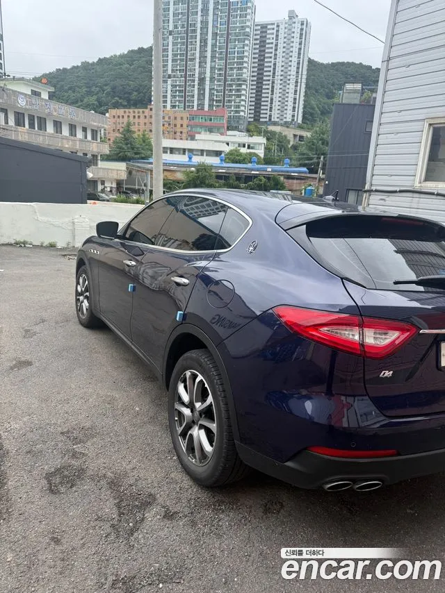 Maserati Levante 2018 thumb 2
