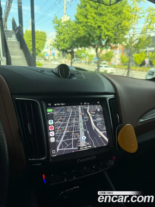 Maserati Levante 2018 thumb 9