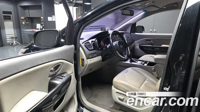 Kia Carnival 2015 thumb 10