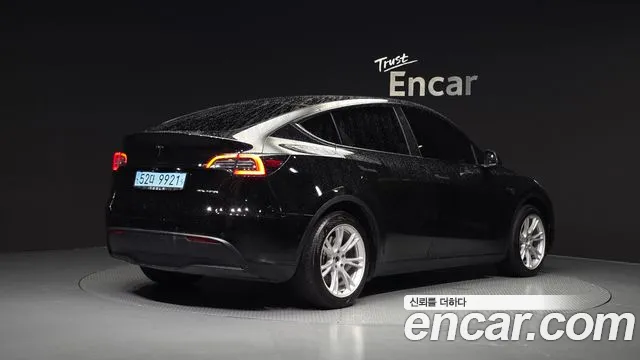 Tesla Model Y 2021 thumb 2