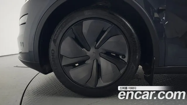 Tesla Model Y 2025 thumb 4