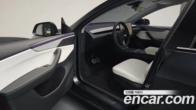 Tesla Model Y 2025 thumb 9
