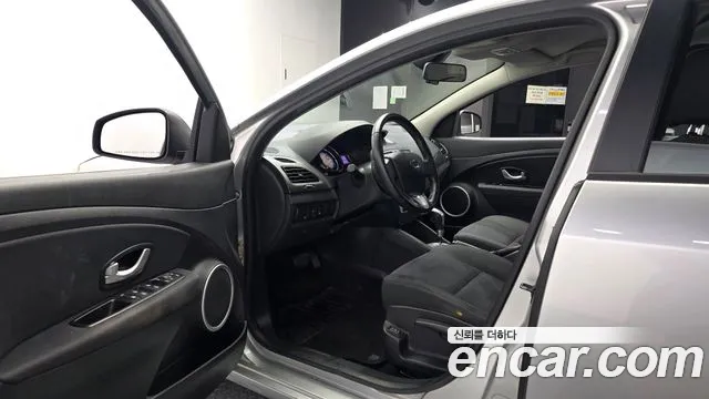 Renault Fluence 2012 thumb 10