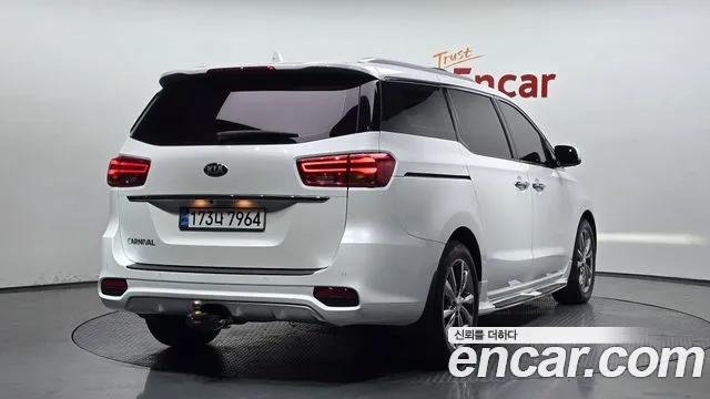 Kia Carnival 2019 thumb 2
