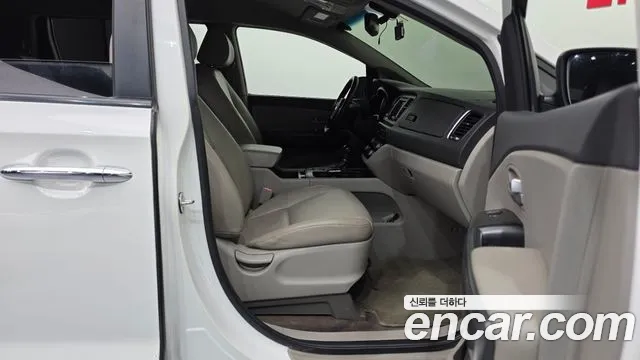 Kia Carnival 2014 thumb 11