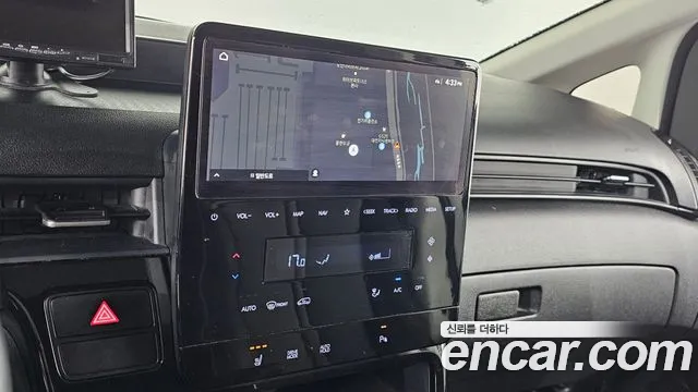 Hyundai Staria 2024 thumb 12