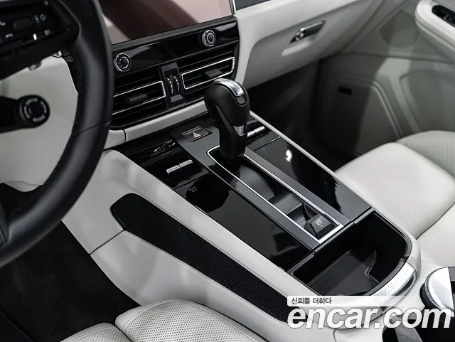 Porsche Macan 2023 thumb 9