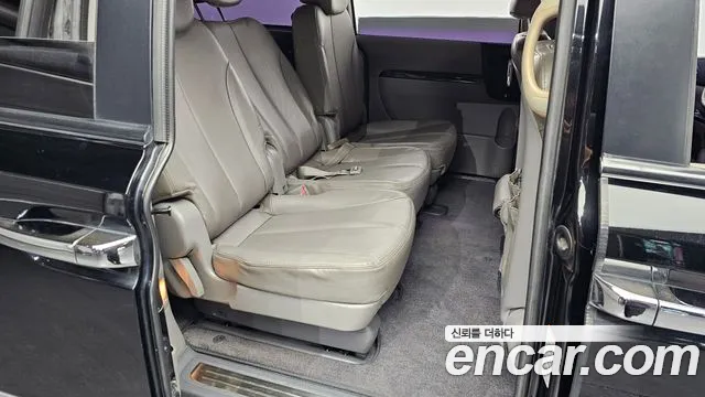 Kia Carnival 2012 thumb 11