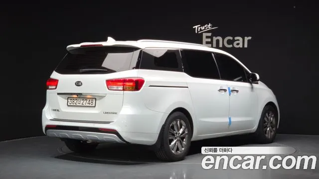 Kia Carnival 2017 thumb 2