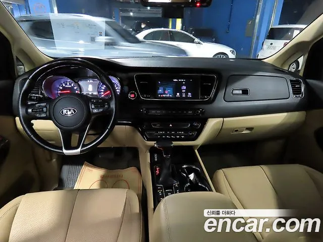 Kia Carnival 2018 thumb 5