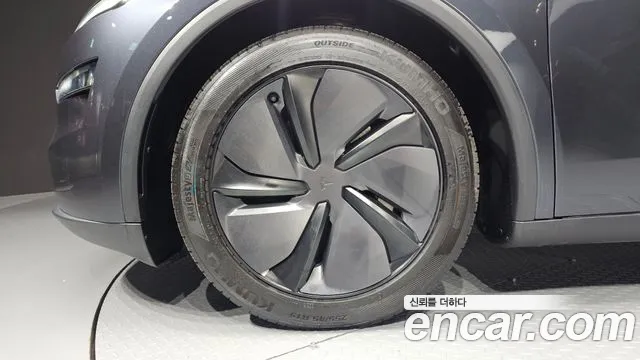 Tesla Model Y 2025 thumb 5