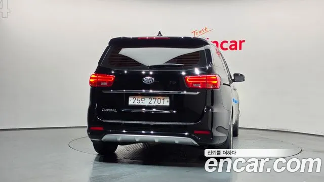 Kia Carnival 2018 thumb 4