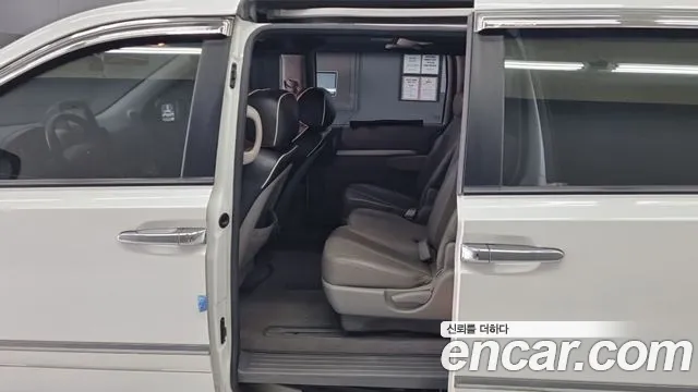 Kia Carnival 2013 thumb 7