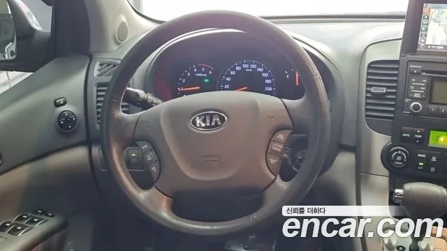 Kia Carnival 2013 thumb 11