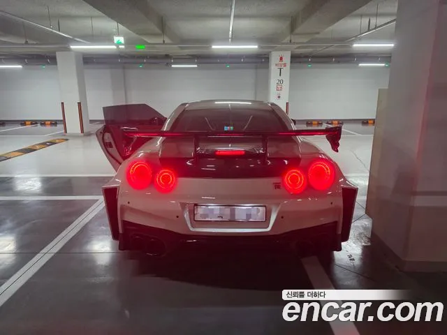 Nissan GT-R 2010 thumb 2