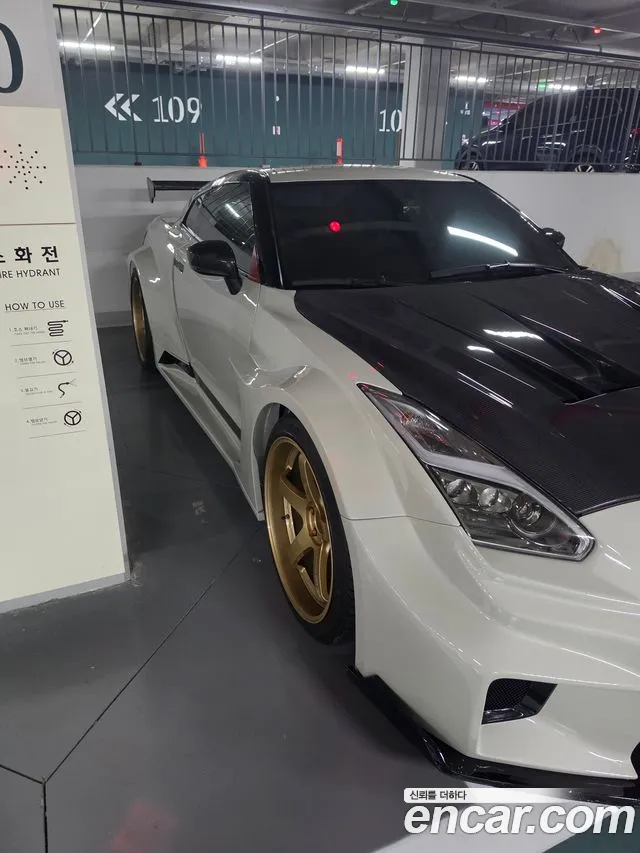 Nissan GT-R 2010 thumb 3