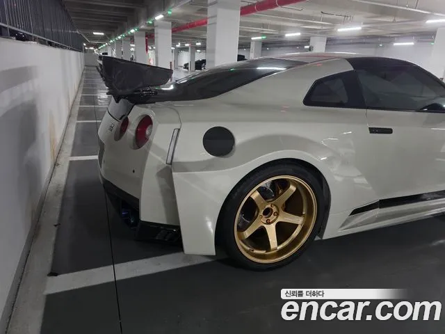 Nissan GT-R 2010 thumb 4