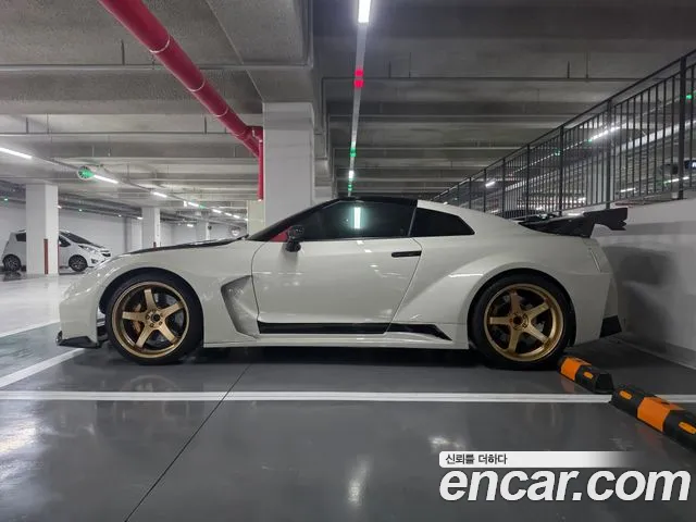 Nissan GT-R 2010 thumb 5