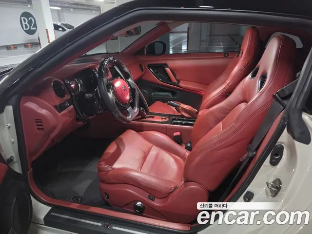 Nissan GT-R 2010 thumb 7