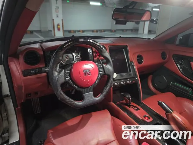 Nissan GT-R 2010 thumb 8