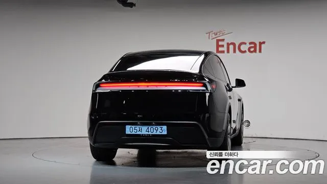 Tesla Model Y 2025 thumb 3