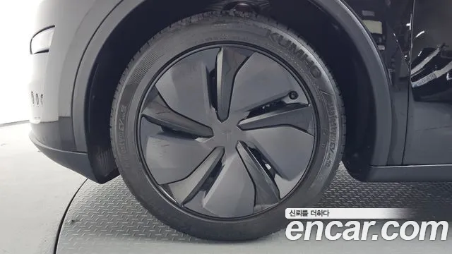 Tesla Model Y 2025 thumb 4