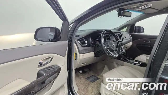 Kia Carnival 2015 thumb 10