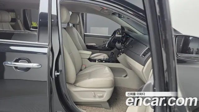 Kia Carnival 2015 thumb 11