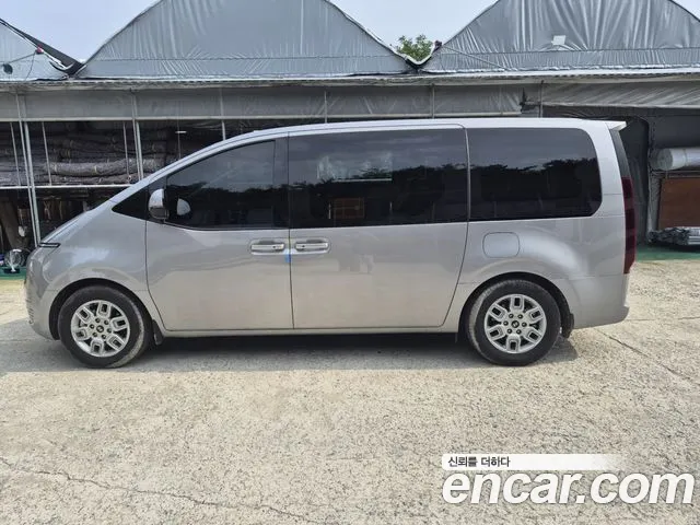 Hyundai Staria 2024 thumb 2