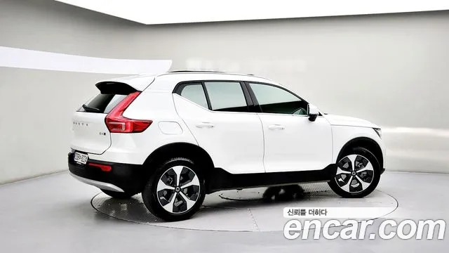 Volvo XC40 2025 thumb 4