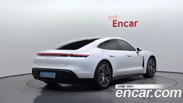 Porsche Taycan 2021 thumb 2