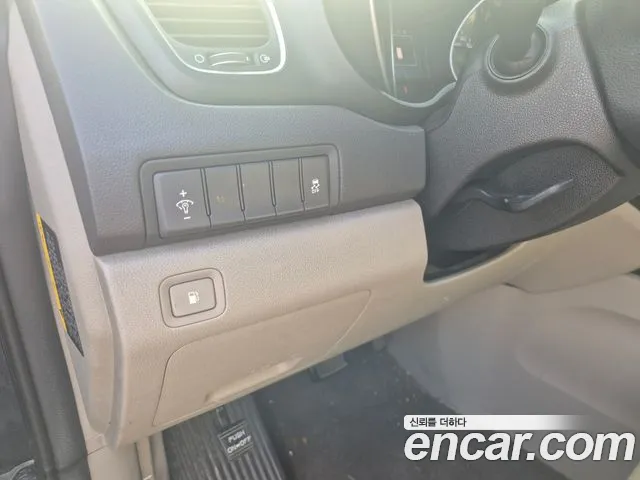 Kia Carnival 2014 thumb 10