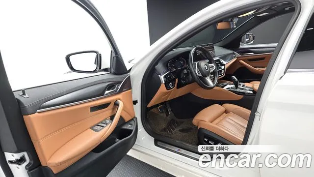 BMW 5-Series 2023 thumb 10