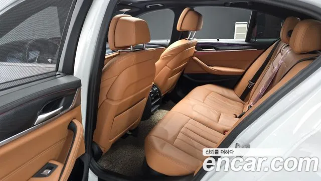 BMW 5-Series 2023 thumb 11