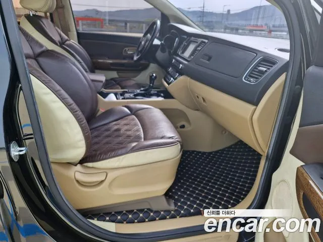 Kia Carnival 2015 thumb 10